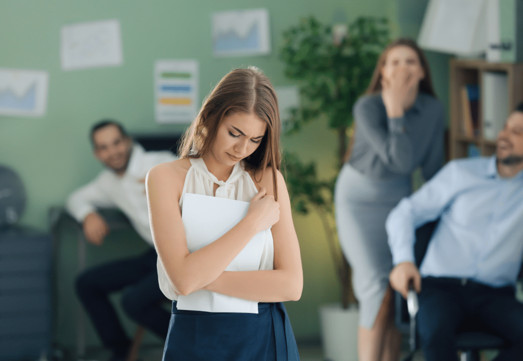 Le harcèlement sexuel en entreprise : responsabilité de l’employeur, conséquences salariales et enjeux d’image