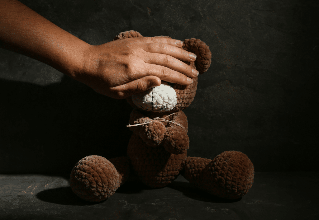 Nounou, baby-sitter, assistante à domicile : que faire en cas de mauvais traitements ou de suspicion de maltraitance ?